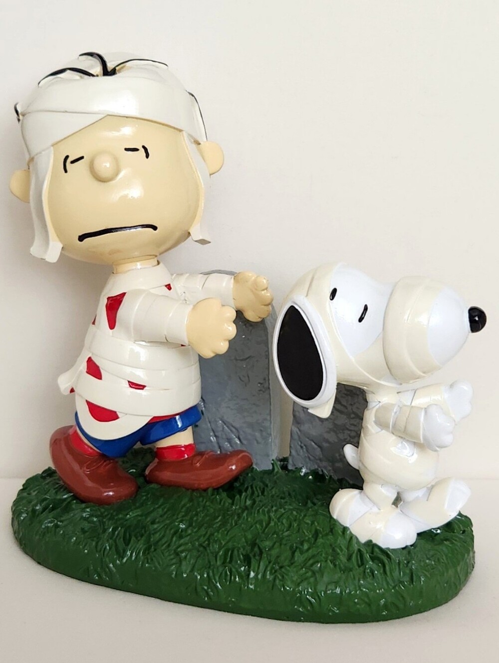 Peanuts Snoopy Charlie Brown Halloween Mummy Figurine